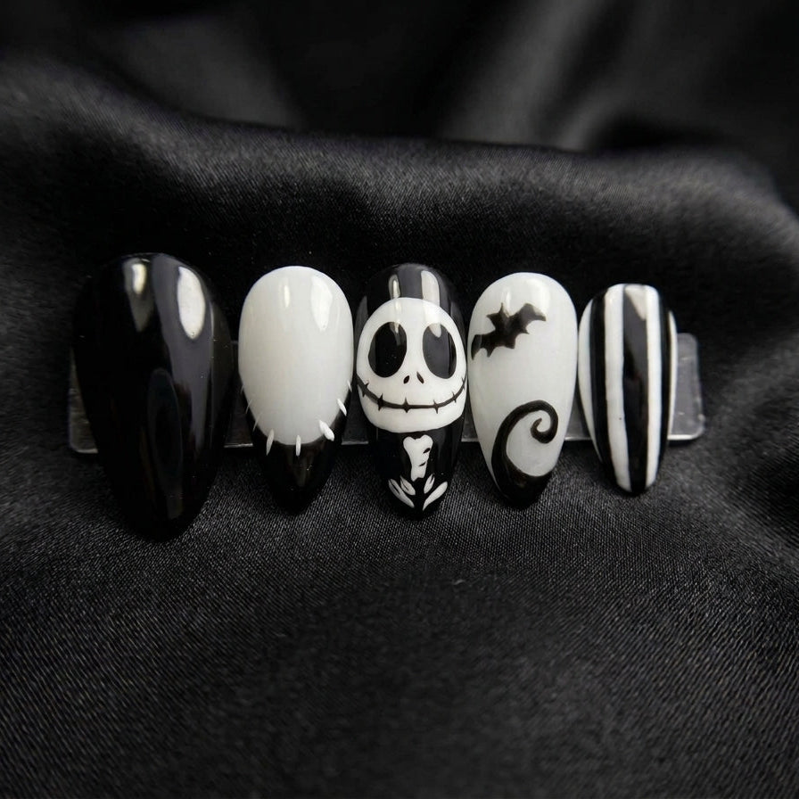 Press-on nails Jack Skellington, ongles amande noirs et blancs avec visage de Jack Skellington, chauve-souris et motifs rayés façon Halloween